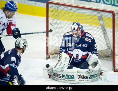 Berlin, Allemagne. Mar 19, 2017. Gardien de Berlin Petri Vehanen (r) et David Wolf de Mannheim en action au cours de la ronde de championnat match de quart de finale entre l'Eisbaeren Berlin et Adler Mannheim de la Mercedes-Benz Arena de Berlin, Allemagne, 19 mars 2017. Photo : Soeren Stache/dpa/Alamy Live News Banque D'Images