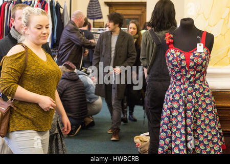 Les clients browsing Articles à vendre à Cardiff's Vintage juste à l'Hôtel de ville de Cardiff, Pays de Galles du Sud. 19.03.17 @LouLousVintageFair Banque D'Images