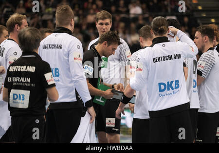 Hambourg, Allemagne. Mar 19, 2017. Allemagne's Christian Prokop son équipe d'entraîneurs au cours de match entre l'Allemagne et la Suède dans le Barclaycard Arena de Hambourg, Allemagne, 19 mars 2017. Photo : Axel Heimken/dpa/Alamy Live News Banque D'Images