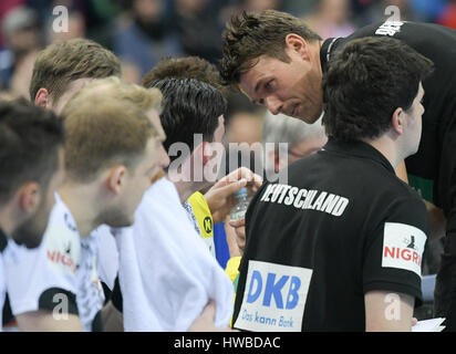 Hambourg, Allemagne. Mar 19, 2017. Allemagne's Christian Prokop son équipe d'entraîneurs au cours de match entre l'Allemagne et la Suède dans le Barclaycard Arena de Hambourg, Allemagne, 19 mars 2017. Photo : Axel Heimken/dpa/Alamy Live News Banque D'Images