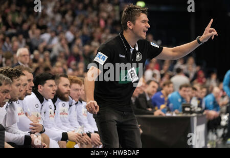 Hambourg, Allemagne. Mar 19, 2017. Allemagne's Christian Prokop son équipe d'entraîneurs au cours de match entre l'Allemagne et la Suède dans le Barclaycard Arena de Hambourg, Allemagne, 19 mars 2017. Photo : Axel Heimken/dpa/Alamy Live News Banque D'Images