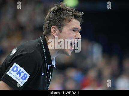 Hambourg, Allemagne. Mar 19, 2017. Allemagne's Christian Prokop son équipe d'entraîneurs au cours de match entre l'Allemagne et la Suède dans le Barclaycard Arena de Hambourg, Allemagne, 19 mars 2017. Photo : Axel Heimken/dpa/Alamy Live News Banque D'Images