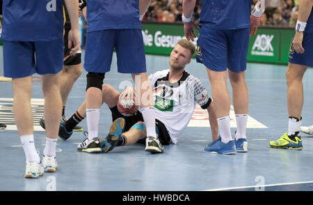 Hambourg, Allemagne. Mar 19, 2017. L'Allemagne Philipp Weber surmonter par la Suède en matière de défense pendant le match entre l'Allemagne et la Suède dans le Barclaycard Arena de Hambourg, Allemagne, 19 mars 2017. Photo : Axel Heimken/dpa/Alamy Live News Banque D'Images