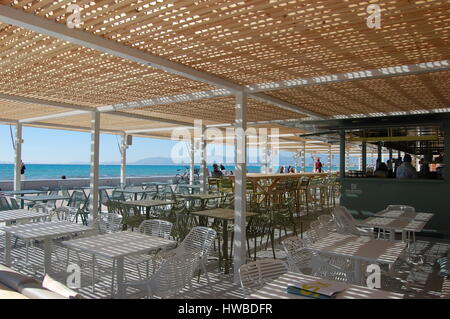 Le nouveau club de plage "Six" à Majorque, Espagne, 18 mars 2017. Au cours des dernières semaines, les visuels ainsi que le nom de la partie plus populaires 'kiosque Ballermann 6' à la Playa de Palma ont été modifiés - maintenant, pour la première fois, il s'ouvrit à nouveau pour les touristes. Photo : Patrick Schirmer/dpa Banque D'Images