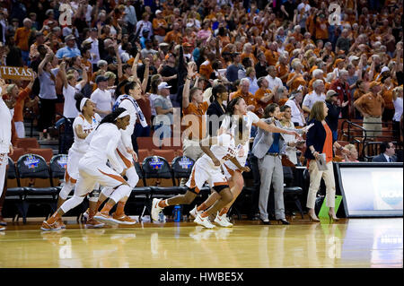 Austin, TX, USA. Mar 19, 2017. Texas longhorns prendre la victoire à la NCAA Division I Women's Basketball de deuxième tour contre l'Etat de Caroline du Nord à la Frank Erwin Center à Austin, TX. Mario Cantu/CSM/Alamy Live News Banque D'Images