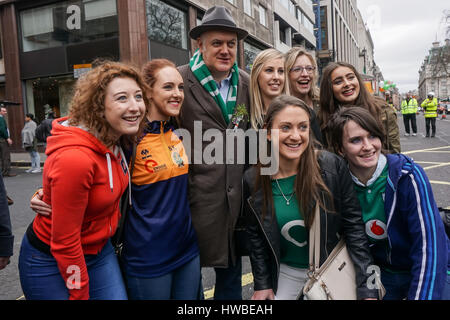 Londres, Royaume-Uni. Mar 19, 2017. Des milliers assister à la London's St Patrick's Day 2017 à Londres le 19 mars 2017. par : Voir Li/Alamy Live News Banque D'Images