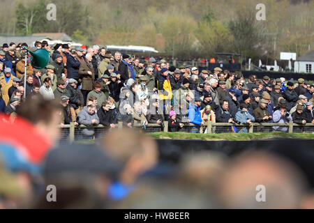 Chichester, Sussex, UK. Mar 19, 2017. La foule l'assemblée des membres de l'Goodwood est une fin de semaine de course de moto fondée par Lord March, qui vise à recréer l'atmosphère de camaraderie et de l'original le BARC les réunions des membres tenue à Goodwood tout au long des années 50 et 60, jusqu'à la fermeture du circuit pour la course en 1966. Credit : Oliver Dixon/Alamy Live News Banque D'Images