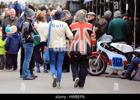 Chichester, Sussex, UK. Mar 19, 2017. La réunion des membres de Goodwood est une fin de semaine de course de moto fondée par Lord March, qui vise à recréer l'atmosphère de camaraderie et de l'original le BARC les réunions des membres tenue à Goodwood tout au long des années 50 et 60, jusqu'à la fermeture du circuit pour la course en 1966. Credit : Oliver Dixon/Alamy Live News Banque D'Images