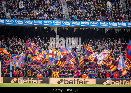 Barcelone, Catalogne, Espagne. Mar 19, 2017. Les fans du FC Barcelone vague leurs drapeaux pendant la LaLiga match entre le FC Barcelone et Valence CF au Camp Nou à Barcelone Crédit : Matthias Rickenbach/ZUMA/Alamy Fil Live News Banque D'Images