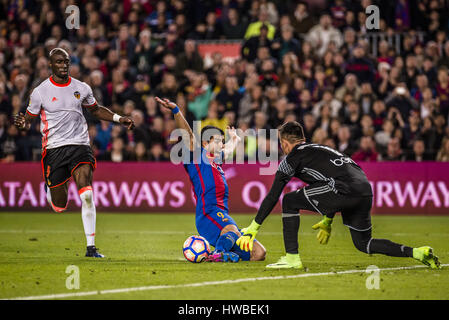 Barcelone, Catalogne, Espagne. Mar 19, 2017. Le FC Barcelone l'avant SUAREZ obtient encrassé au cours de l'LaLiga match entre le FC Barcelone et Valence CF au Camp Nou à Barcelone Crédit : Matthias Rickenbach/ZUMA/Alamy Fil Live News Banque D'Images