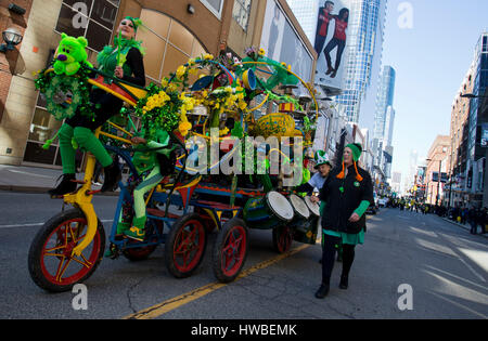 Toronto, Canada. Mar 19, 2017. Un flotteur est visible pendant l'Toronto 2017 le jour de la Saint Patrick, à Toronto, Canada, le 19 mars 2017. Le coup d'envoi le dimanche, la manifestation traditionnelle annuelle devrait attirer des centaines de milliers de personnes pour célébrer l'histoire de l'Irlande, de la culture et du patrimoine par le divertissement. Credit : Zou Zheng/Xinhua/Alamy Live News Banque D'Images