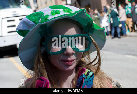 Toronto, Canada. Mar 19, 2017. Un habillé reveler pose pour des photos lors de la Toronto 2017 le jour de la Saint Patrick, à Toronto, Canada, le 19 mars 2017. Le coup d'envoi le dimanche, la manifestation traditionnelle annuelle devrait attirer des centaines de milliers de personnes pour célébrer l'histoire de l'Irlande, de la culture et du patrimoine par le divertissement. Credit : Zou Zheng/Xinhua/Alamy Live News Banque D'Images