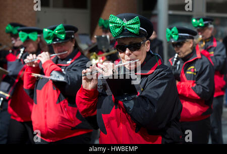 Toronto, Canada. Mar 19, 2017. Les membres d'un groupe au cours de la 2017 Toronto le jour de la Saint Patrick, à Toronto, Canada, le 19 mars 2017. Le coup d'envoi le dimanche, la manifestation traditionnelle annuelle devrait attirer des centaines de milliers de personnes pour célébrer l'histoire de l'Irlande, de la culture et du patrimoine par le divertissement. Credit : Zou Zheng/Xinhua/Alamy Live News Banque D'Images