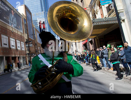 Toronto, Canada. Mar 19, 2017. Un homme en vert effectue au cours de la 2017 Toronto le jour de la Saint Patrick, à Toronto, Canada, le 19 mars 2017. Le coup d'envoi le dimanche, la manifestation traditionnelle annuelle devrait attirer des centaines de milliers de personnes pour célébrer l'histoire de l'Irlande, de la culture et du patrimoine par le divertissement. Credit : Zou Zheng/Xinhua/Alamy Live News Banque D'Images