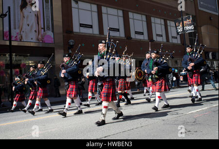 Toronto, Canada. Mar 19, 2017. Les membres d'un groupe au cours de la 2017 Toronto le jour de la Saint Patrick, à Toronto, Canada, le 19 mars 2017. Le coup d'envoi le dimanche, la manifestation traditionnelle annuelle devrait attirer des centaines de milliers de personnes pour célébrer l'histoire de l'Irlande, de la culture et du patrimoine par le divertissement. Credit : Zou Zheng/Xinhua/Alamy Live News Banque D'Images