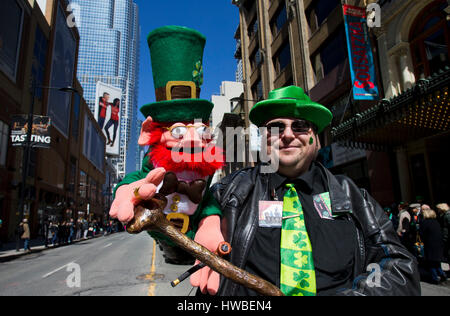 Toronto, Canada. Mar 19, 2017. Un habillé reveler prend part à la Toronto 2017 le jour de la Saint Patrick, à Toronto, Canada, le 19 mars 2017. Le coup d'envoi le dimanche, la manifestation traditionnelle annuelle devrait attirer des centaines de milliers de personnes pour célébrer l'histoire de l'Irlande, de la culture et du patrimoine par le divertissement. Credit : Zou Zheng/Xinhua/Alamy Live News Banque D'Images