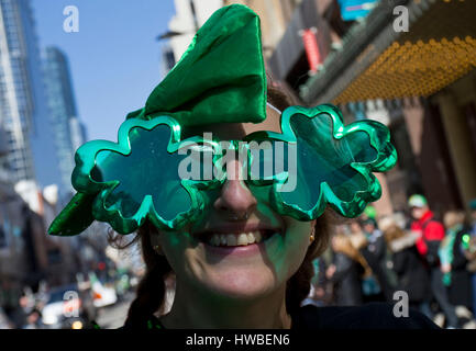 Toronto, Canada. Mar 19, 2017. Un habillé reveler prend part à la Toronto 2017 le jour de la Saint Patrick, à Toronto, Canada, le 19 mars 2017. Le coup d'envoi le dimanche, la manifestation traditionnelle annuelle devrait attirer des centaines de milliers de personnes pour célébrer l'histoire de l'Irlande, de la culture et du patrimoine par le divertissement. Credit : Zou Zheng/Xinhua/Alamy Live News Banque D'Images