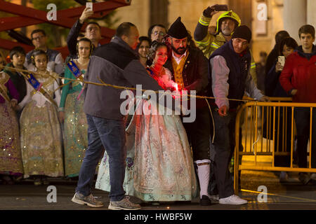 Valence, Espagne. Mar 19, 2017. Incendie dans 'Crema Childrens' de la Plaza del Town Hall au cours de la dernière "Mascleta Fallas partie dans la ville de Valence le dimanche, 19, mars 2017. /Alamy Live News Crédit : Gtres más información en ligne Comuniación,S.L./Alamy Live News Banque D'Images