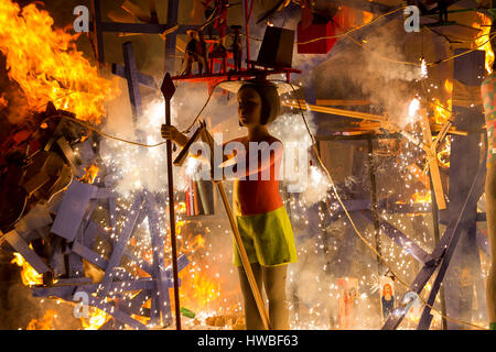 Valence, Espagne. Mar 19, 2017. Incendie dans 'Crema Childrens' de la Plaza del Town Hall au cours de la dernière "Mascleta Fallas partie dans la ville de Valence le dimanche, 19, mars 2017. /Alamy Live News Crédit : Gtres más información en ligne Comuniación,S.L./Alamy Live News Banque D'Images