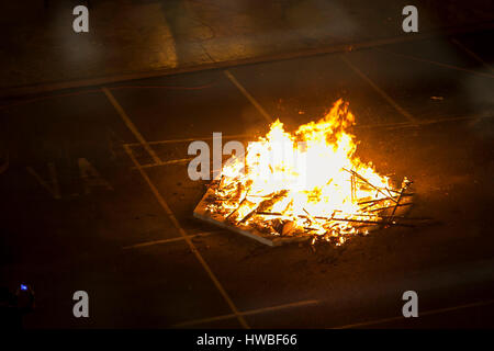 Valence, Espagne. Mar 19, 2017. Incendie dans 'Crema Childrens' de la Plaza del Town Hall au cours de la dernière "Mascleta Fallas partie dans la ville de Valence le dimanche, 19, mars 2017. /Alamy Live News Crédit : Gtres más información en ligne Comuniación,S.L./Alamy Live News Banque D'Images