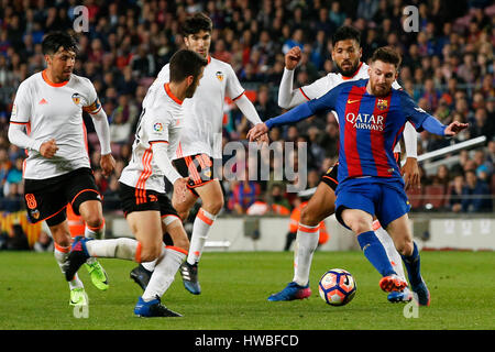 Barcelone, Espagne. Mar 19, 2017. Barcelone, Lionel Messi (1e R) est en concurrence au cours de la première division espagnole match de foot entre Barcelone et Valence au Camp Nou à Barcelone, Espagne, le 19 mars 2017. Barcelone a gagné 4-2. Credit : Pau Barrena/Xinhua/Alamy Live News Banque D'Images