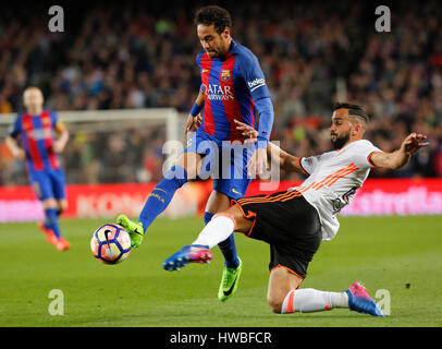 Barcelone, Espagne. Mar 19, 2017. Barcelone, Neymar (L) le dispute à la Montoya durant la première division espagnole match de foot entre Barcelone et Valence au Camp Nou à Barcelone, Espagne, le 19 mars 2017. Barcelone a gagné 4-2. Credit : Pau Barrena/Xinhua/Alamy Live News Banque D'Images