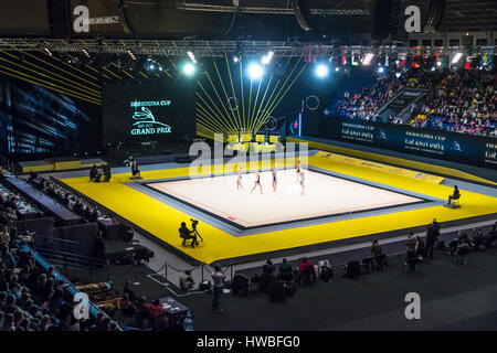 Kiev, Ukraine. 19 mars, 2017. Équipe de Hongrie se produit avec 5 cerceaux au cours de la concurrence Groupe Grand Prix de gymnastique rythmique coupe' dans eriugina "Palais des Sports de Kiev, Ukraine. Crédit : Oleksandr Prykhodko/Alamy Live News Banque D'Images