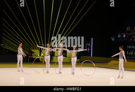 Kiev, Ukraine. 19 mars, 2017. Équipe de l'Ukraine joue avec 5 cerceaux au cours de la concurrence Groupe Grand Prix de gymnastique rythmique coupe' dans eriugina "Palais des Sports de Kiev, Ukraine. Crédit : Oleksandr Prykhodko/Alamy Live News Banque D'Images