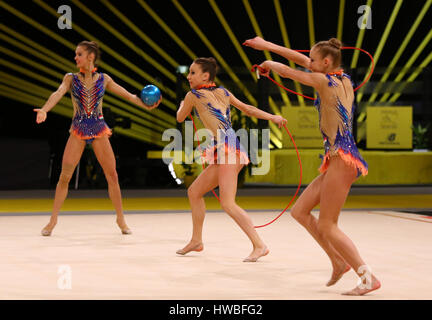 Kiev, Ukraine. 19 mars, 2017. Équipe de Hongrie joue avec 3 balles et 2 Groupe de cordes pendant la compétition Grand Prix de gymnastique rythmique coupe' dans eriugina "Palais des Sports de Kiev, Ukraine. Crédit : Oleksandr Prykhodko/Alamy Live News Banque D'Images