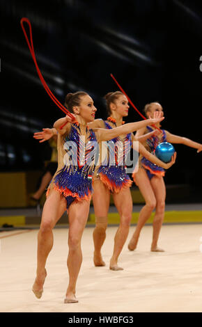 Kiev, Ukraine. 19 mars, 2017. Équipe de Hongrie joue avec 3 balles et 2 Groupe de cordes pendant la compétition Grand Prix de gymnastique rythmique coupe' dans eriugina "Palais des Sports de Kiev, Ukraine. Crédit : Oleksandr Prykhodko/Alamy Live News Banque D'Images