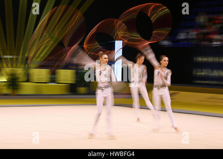 Kiev, Ukraine. 19 mars, 2017. Équipe de l'Ukraine joue avec 5 cerceaux au cours de la concurrence Groupe Grand Prix de gymnastique rythmique coupe' dans eriugina "Palais des Sports de Kiev, Ukraine. Crédit : Oleksandr Prykhodko/Alamy Live News Banque D'Images