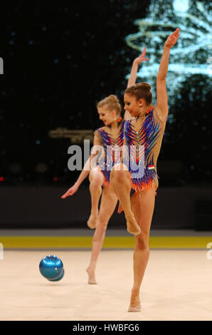 Kiev, Ukraine. 19 mars, 2017. Équipe de Hongrie joue avec 3 balles et 2 Groupe de cordes pendant la compétition Grand Prix de gymnastique rythmique coupe' dans eriugina "Palais des Sports de Kiev, Ukraine. Crédit : Oleksandr Prykhodko/Alamy Live News Banque D'Images