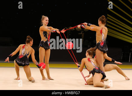 Kiev, Ukraine. 19 mars, 2017. Équipe de Lettonie joue avec 3 balles et 2 Groupe de cordes pendant la compétition Grand Prix de gymnastique rythmique coupe' dans eriugina "Palais des Sports de Kiev, Ukraine. Crédit : Oleksandr Prykhodko/Alamy Live News Banque D'Images