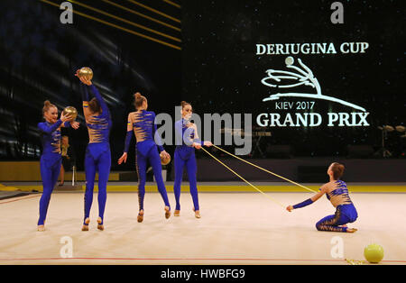 Kiev, Ukraine. 19 mars, 2017. Équipe de l'Ukraine joue avec 3 balles et 2 Groupe de cordes pendant la compétition Grand Prix de gymnastique rythmique coupe' dans eriugina "Palais des Sports de Kiev, Ukraine. Crédit : Oleksandr Prykhodko/Alamy Live News Banque D'Images