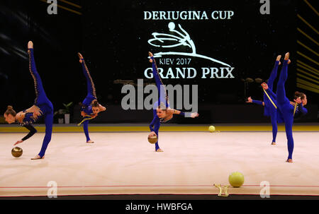 Kiev, Ukraine. 19 mars, 2017. Équipe de l'Ukraine joue avec 3 balles et 2 Groupe de cordes pendant la compétition Grand Prix de gymnastique rythmique coupe' dans eriugina "Palais des Sports de Kiev, Ukraine. Crédit : Oleksandr Prykhodko/Alamy Live News Banque D'Images