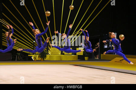 Kiev, Ukraine. 19 mars, 2017. Équipe de l'Ukraine joue avec 3 balles et 2 Groupe de cordes pendant la compétition Grand Prix de gymnastique rythmique coupe' dans eriugina "Palais des Sports de Kiev, Ukraine. Crédit : Oleksandr Prykhodko/Alamy Live News Banque D'Images