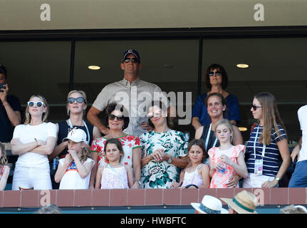 19 mars 2017 Mirka Federer avec ses filles Myléna Rose et Charlene Riva célébrer après des défaites de Roger Federer Suisse Stan Wawrinka de la Suisse pendant la finale chez les hommes de la 2017 BNP Paribas Open à Indian Wells Tennis Garden à Indian Wells, en Californie. Charles Baus/CSM Banque D'Images