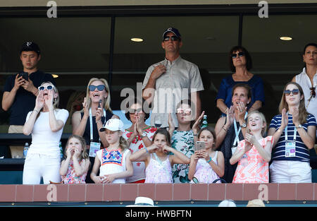 19 mars 2017 Mirka Federer avec ses filles Myléna Rose et Charlene Riva célébrer après des défaites de Roger Federer Suisse Stan Wawrinka de la Suisse pendant la finale chez les hommes de la 2017 BNP Paribas Open à Indian Wells Tennis Garden à Indian Wells, en Californie. Charles Baus/CSM Banque D'Images