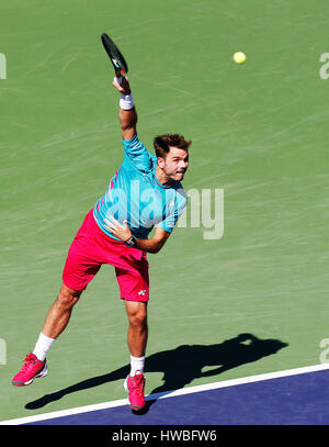 Mars 19, 2017 Stan Wawrinka de la Suisse sert à Roger Federer de la Suisse pendant la finale chez les hommes du 2017 BNP Paribas Open à Indian Wells Tennis Garden à Indian Wells, en Californie. Charles Baus/CSM Banque D'Images