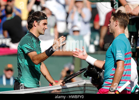 Mars 19, 2017 Stan Wawrinka de la Suisse félicite Roger Federer de Suisse après leur match de finale au cours de la 2017 BNP Paribas Open à Indian Wells Tennis Garden à Indian Wells, en Californie. Charles Baus/CSM Banque D'Images