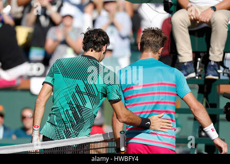 Mars 19, 2017 Stan Wawrinka de la Suisse félicite Roger Federer de Suisse après leur match de finale au cours de la 2017 BNP Paribas Open à Indian Wells Tennis Garden à Indian Wells, en Californie. Charles Baus/CSM Banque D'Images