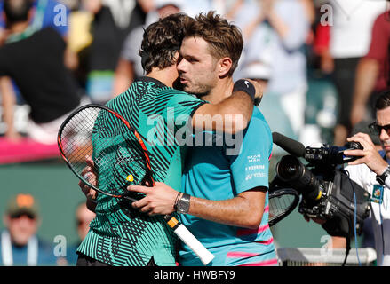 Mars 19, 2017 Stan Wawrinka de la Suisse félicite Roger Federer de Suisse après leur match de finale au cours de la 2017 BNP Paribas Open à Indian Wells Tennis Garden à Indian Wells, en Californie. Charles Baus/CSM Banque D'Images