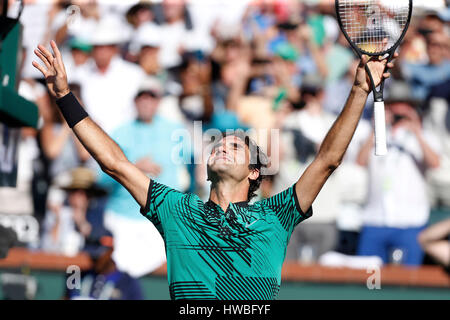 19 mars 2017 Roger Federer Suisse célèbre sa victoire sur Stan Wawrinka de la Suisse pendant la finale chez les hommes du 2017 BNP Paribas Open à Indian Wells Tennis Garden à Indian Wells, en Californie. Charles Baus/CSM Banque D'Images