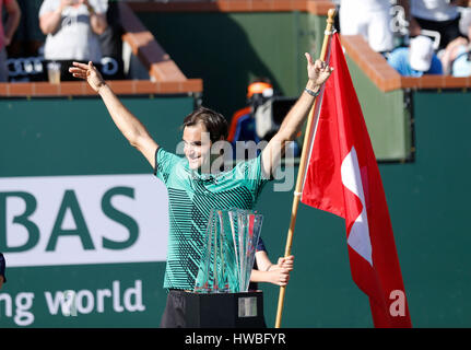 19 mars 2017 Roger Federer Suisse célèbre avec le trophée BNP Paribas Open après sa victoire 5 sets contre Stan Wawrinka de Suisse à la finale chez les hommes du 2017 BNP Paribas Open à Indian Wells Tennis Garden à Indian Wells, en Californie. Charles Baus/CSM Banque D'Images