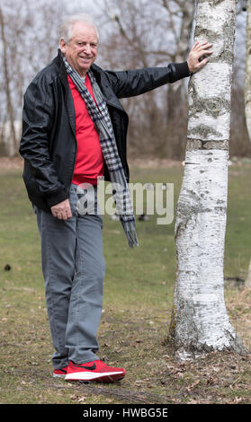 Ergolding, Allemagne. Mar 13, 2017. Le vainqueur olympique de 1960 et ancien détenteur du record du monde sur 100m Armin Hary à Ergolding, Allemagne, 13 mars 2017. Armin Hary, qui une fois fait sensation comme le 'Blitz' blonder (lt. Blonde 'lightning'), célèbre son 80e anniversaire. Photo : Sven Hoppe/dpa/Alamy Live News Banque D'Images