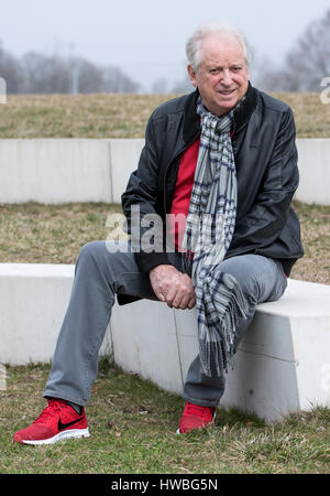 Ergolding, Allemagne. Mar 13, 2017. Le vainqueur olympique de 1960 et ancien détenteur du record du monde sur 100m, Armin Hary à Ergolding, Allemagne, 13 mars 2017. Armin Hary, qui une fois fait sensation comme le 'Blitz' blonder (lt. 'Blonde' foudre), célèbre son 80e anniversaire. Photo : Sven Hoppe/dpa/Alamy Live News Banque D'Images