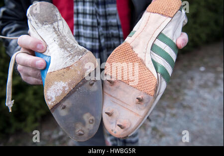 Ergolding, Allemagne. Mar 13, 2017. Le vainqueur olympique de 1960 et ancien détenteur du record du monde sur 100m Armin Hary montre sur son monte qu'il portait lors des Jeux Olympiques de 1960 à Rome en Ergolding, Allemagne, 13 mars 2017. Armin Hary, qui une fois fait sensation comme le 'Blitz' blonder (lt. Blonde 'lightning'), célèbre son 80e anniversaire. Photo : Sven Hoppe/dpa/Alamy Live News Banque D'Images