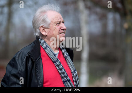 Ergolding, Allemagne. Mar 13, 2017. Le vainqueur olympique de 1960 et ancien détenteur du record du monde sur 100m, Armin Hary à Ergolding, Allemagne, 13 mars 2017. Armin Hary, qui une fois fait sensation comme le 'Blitz' blonder (lt. 'Blonde' foudre), célèbre son 80e anniversaire. Photo : Sven Hoppe/dpa/Alamy Live News Banque D'Images