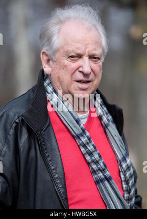 Ergolding, Allemagne. Mar 13, 2017. Le vainqueur olympique de 1960 et ancien détenteur du record du monde sur 100m, Armin Hary à Ergolding, Allemagne, 13 mars 2017. Armin Hary, qui une fois fait sensation comme le 'Blitz' blonder (lt. 'Blonde' foudre), célèbre son 80e anniversaire. Photo : Sven Hoppe/dpa/Alamy Live News Banque D'Images