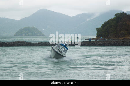 Langkawi, Malaisie. Mar 20, 2017. Bateau des douanes malaisiennes affiche sa manœuvrabilité en collaboration avec LIMA Expo Crédit : Chung Jin Mac/Alamy Live News Banque D'Images